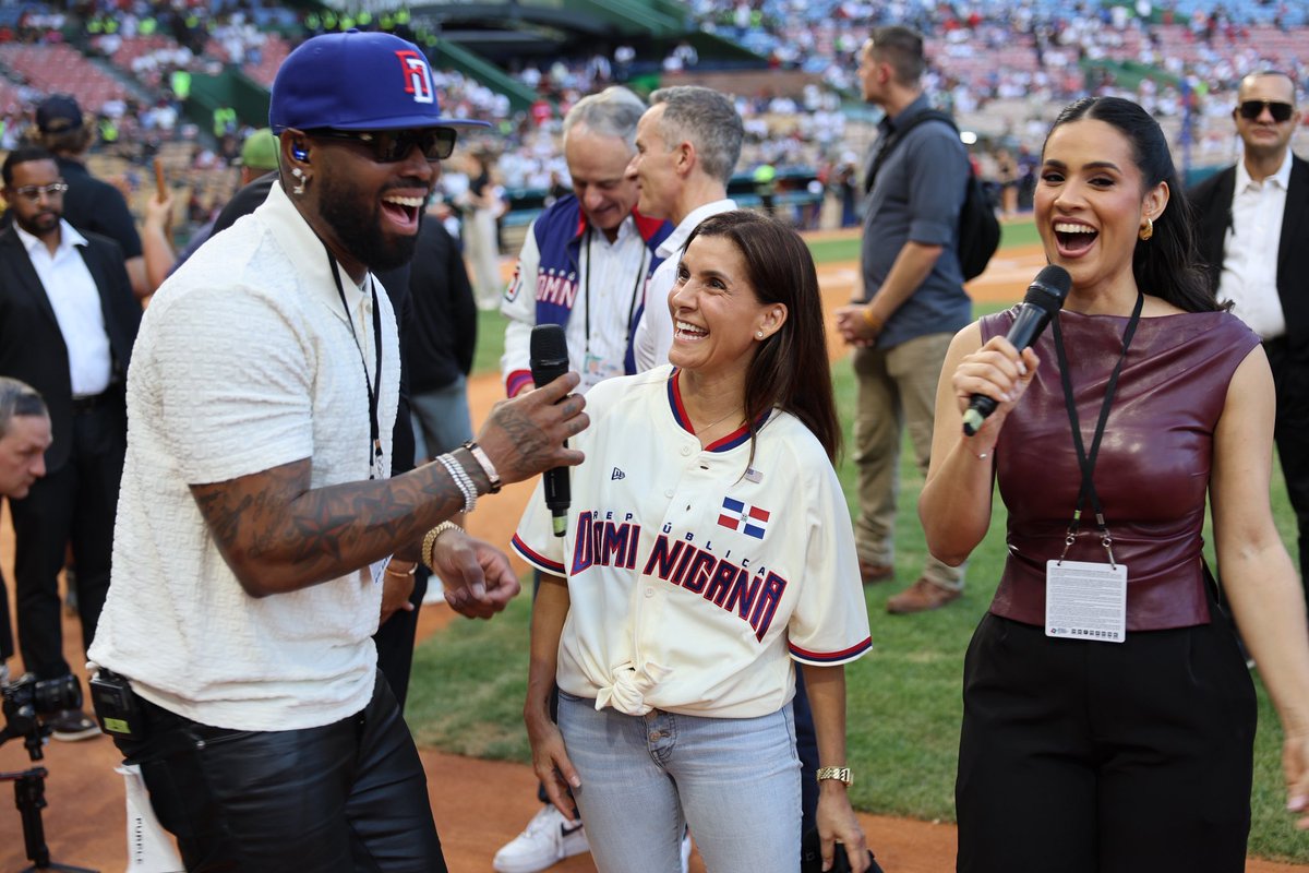 EmbajadaUSAenRD's tweet photo. Así la embajadora Leah F. Campos vivió la emoción que une nuestros países: el béisbol ⚾️. En el marco de la celebración de los 250 aniversario de nuestra independencia #Freedom250 resaltamos el valor del deporte entre los Estados Unidos y la República Dominicana. La Embajadora conoció de cerca el Estadio Quisqueya Juan Marichal y el partido amistoso entre los Tigres de Detroit y el equipo dominicano que participará en el Clásico de Béisbol 2026.