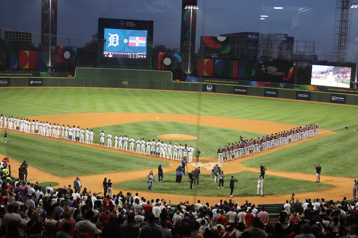 EmbajadaUSAenRD's tweet photo. Así la embajadora Leah F. Campos vivió la emoción que une nuestros países: el béisbol ⚾️. En el marco de la celebración de los 250 aniversario de nuestra independencia #Freedom250 resaltamos el valor del deporte entre los Estados Unidos y la República Dominicana. La Embajadora conoció de cerca el Estadio Quisqueya Juan Marichal y el partido amistoso entre los Tigres de Detroit y el equipo dominicano que participará en el Clásico de Béisbol 2026.