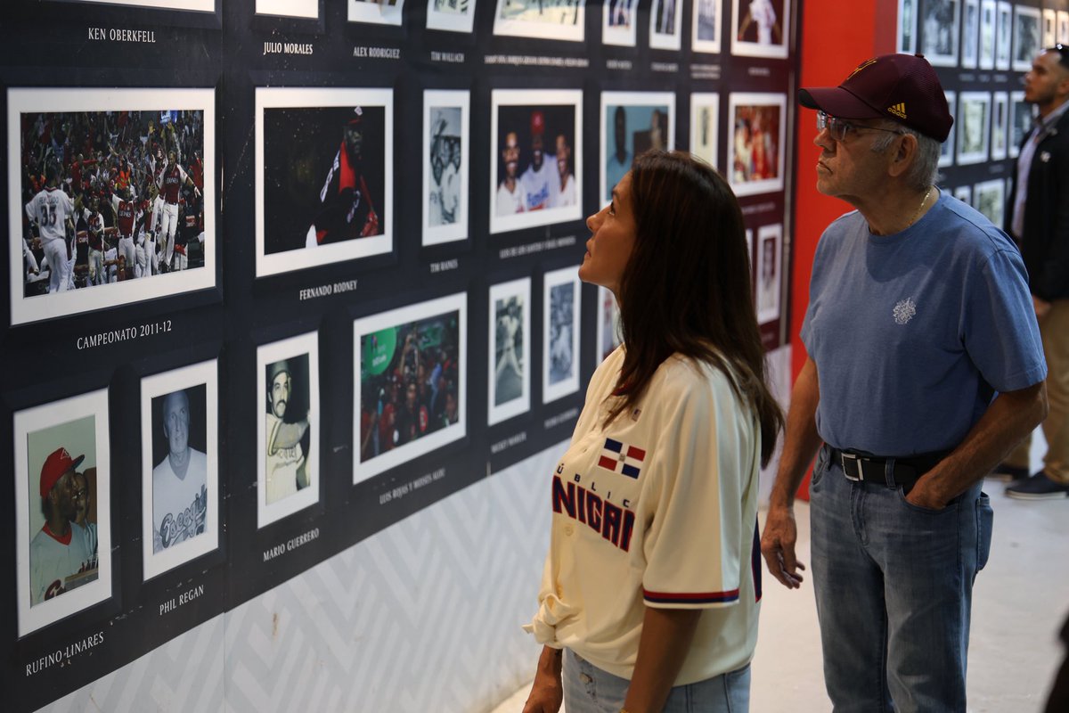 EmbajadaUSAenRD's tweet photo. Así la embajadora Leah F. Campos vivió la emoción que une nuestros países: el béisbol ⚾️. En el marco de la celebración de los 250 aniversario de nuestra independencia #Freedom250 resaltamos el valor del deporte entre los Estados Unidos y la República Dominicana. La Embajadora conoció de cerca el Estadio Quisqueya Juan Marichal y el partido amistoso entre los Tigres de Detroit y el equipo dominicano que participará en el Clásico de Béisbol 2026.