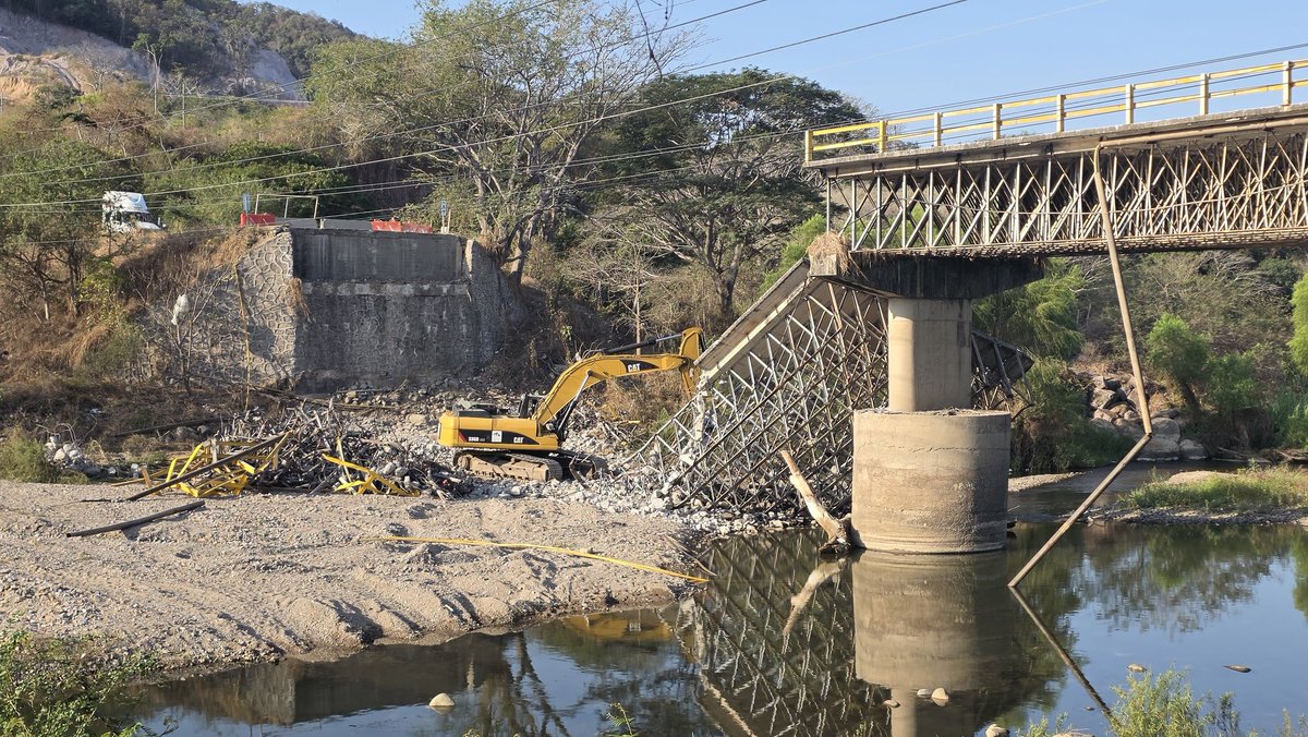jafricoeditor's tweet photo. Durante la jornada violenta registrada el 22 de febrero en Puerto Vallarta, personal de @Defensamx1 y de la Secretaría de Seguridad de Jalisco localizó un vehículo cargado con explosivos kunto al puente de La Desembocada
https://t.co/8MkUarGmPq https://t.co/jixdUeAOkX
