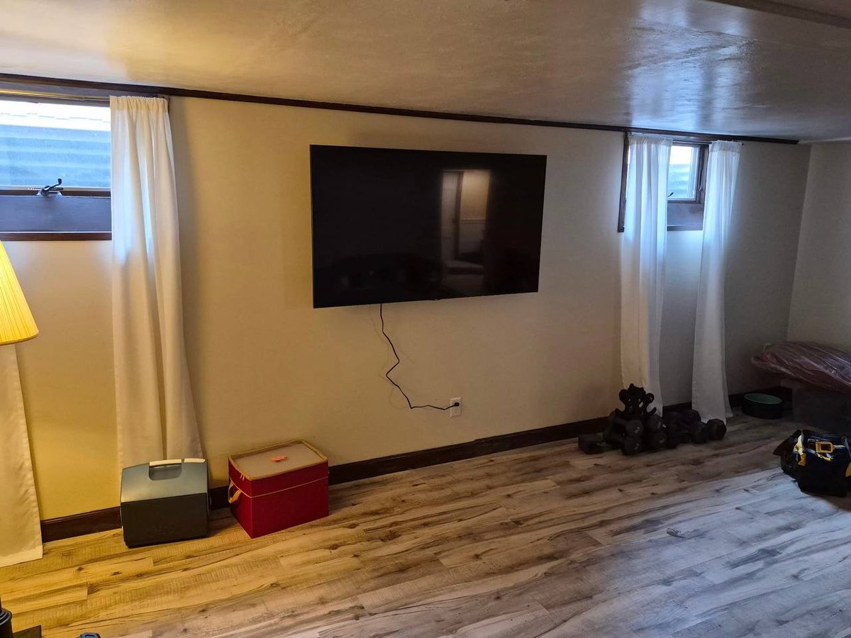 ManMountin92197's tweet image. Second TV at the same Minneapolis home in one day — 65" tilt mount in the lower level. Michael knocked both out clean. 📺 themountingman.com #TVMounting #Minneapolis #TheDirector