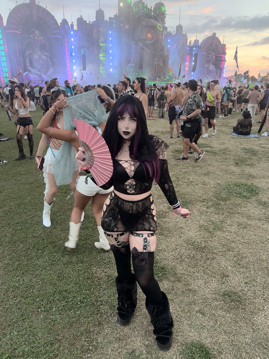 are you into goth rave girls? 🖤