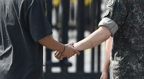 #kooktaeau | Esos ojos 🥢

La guerra había terminado, iba a casarse con una mujer hermosa y estaba a nada de convertirse en el líder del pueblo…¿de que se podía quejar? Su vida, después de tanto dolor, era perfecta. 
Necesitaba su mundo de cabeza a manos de él una ultima vez…