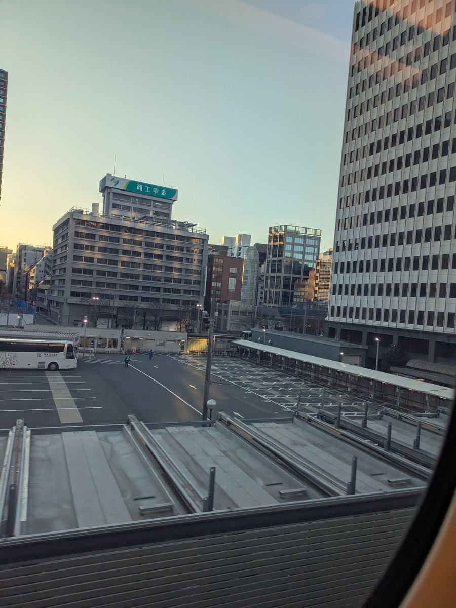 自分的初日の興奮と、慣れない枕で眠れなかったから、予定早めて帰りまーす。眠らない街🏘️東京。
朝からサラリーマンだらけ。かっけー。
また来月も、チケトレ成功したい。
どなたか、降りる駅で起こしてください🤣