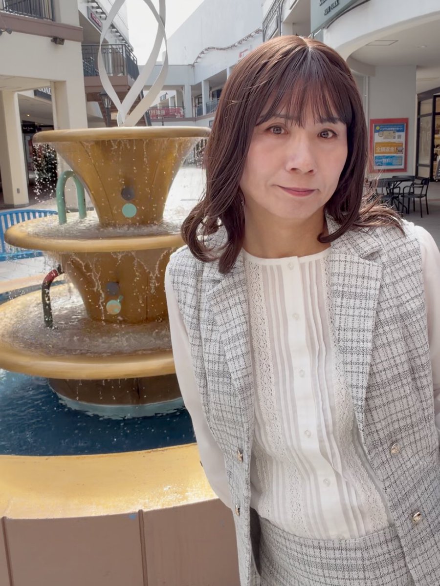 おはようございます😃
昨日も今日も風が強いです🌬️
花粉が勢いよく目や鼻に飛び込んできそう😱
メイクしてる時には目を掻くのも鼻をかむのも極力我慢🤧
ホント女装に辛い季節ですね😭