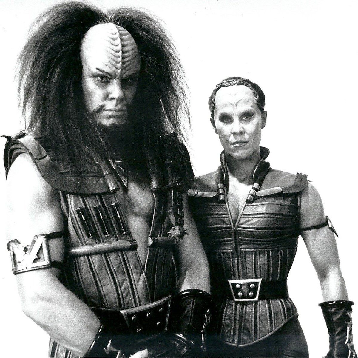 Earthlings, there are only 2 biological genders in the Klingon culture. Male (left image) and Female (right image). 👇#StarTrek