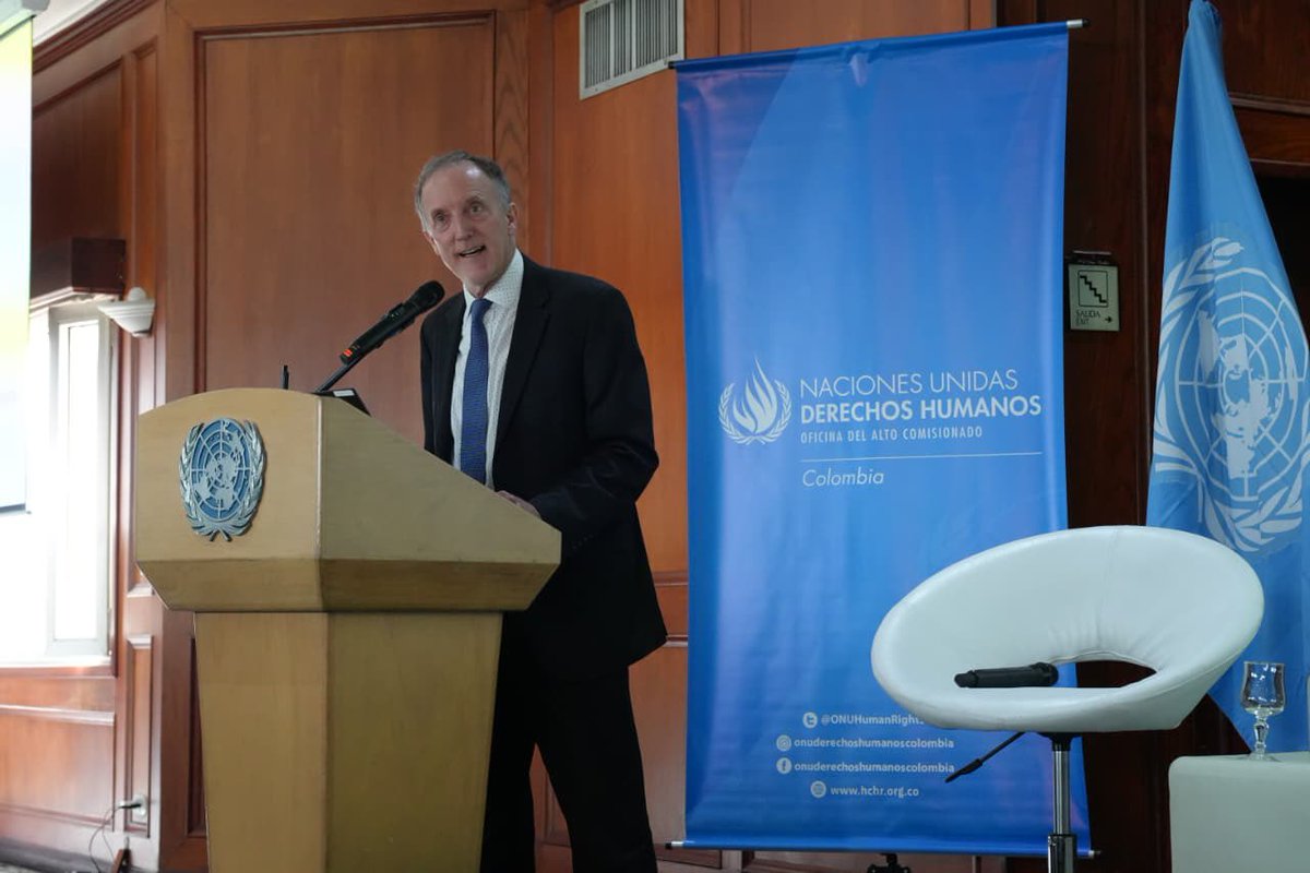 PoliciaColombia's tweet photo. La Policía Nacional participó en la presentación del ‘Informe 2025 de la Oficina del Alto Comisionado de las Naciones Unidas para los Derechos Humanos sobre la situación de DD. HH. en Colombia’, reafirmando nuestro compromiso con la transparencia, la rendición de cuentas y la mejora continua del servicio.

Durante el evento, @ONUHumanRights destacó que, por tercer año consecutivo, disminuyeron las alegaciones de presuntas privaciones arbitrarias de la vida atribuidas a integrantes de la Fuerza Pública, con una reducción del 41% en 2025 frente a 2024. Un resultado que refleja el fortalecimiento de los mecanismos de mando y control, así como la revisión de nuestra doctrina operativa con acompañamiento técnico internacional.

También se resaltó la adopción de políticas de seguridad y derechos humanos lideradas por el @mindefensa y el avance en acciones para prevenir la violencia basada en género.

Seguimos consolidando un servicio de policía más profesional, cercano y respetuoso de los derechos humanos, convencidos de que la legitimidad se construye con hechos.

#DerechosHumanos