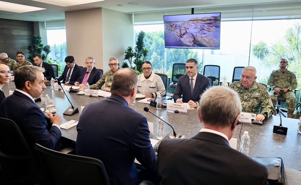 Junto con mis compañeros del Gabinete de Seguridad, nos reunimos con personal de <a href="/FIFAWorldCup/">FIFA World Cup</a> para coordinar las acciones que permitan a los visitantes y al pueblo de #México disfrutar del #MundialFIFA2026. 🇲🇽⚽️ <a href="/Claudiashein/">Claudia Sheinbaum Pardo</a> <a href="/OHarfuch/">Omar H Garcia Harfuch</a> <a href="/Defensamx1/">@Defensamx</a> <a href="/AlmiranteSrio/">Raymundo Pedro Morales Ángeles</a> <a href="/GabyCuevas/">Gabriela Cuevas</a>