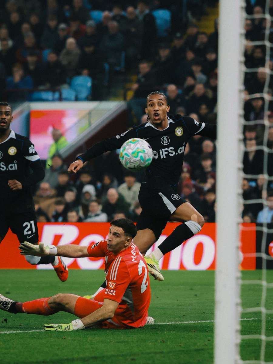 Man U Fans : No chop am oh, nah E. Martínez!  Joao Pedro: 👀👇😂⚽️⚽️⚽️

Family, let’s retweet this until it gets to their timeline 😂😂😂⚽️⚽️⚽️⚽️