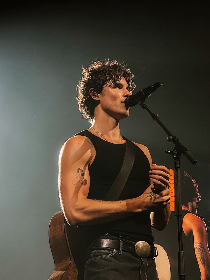 ShawnMendesHour's tweet photo. on the road again, amsterdam https://t.co/EphL2hZedL