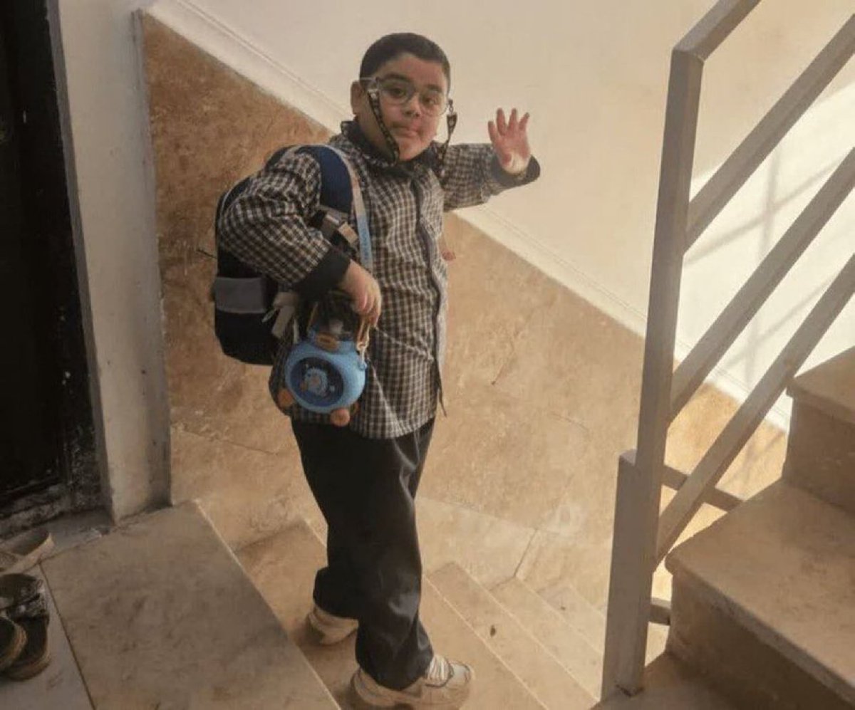 ABD-İsrail'in Minab şehrine saldırısında hayatını kaybeden İranlı Mikael'in annesine veda ettiği son fotoğraf paylaşıldı.