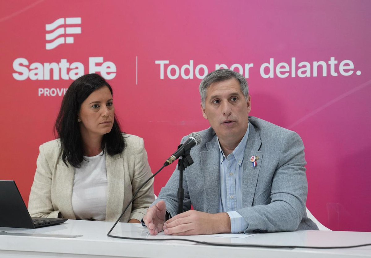 GobSantaFe's tweet photo. Recomposición salarial para las fuerzas de seguridad

Se completará el pago de los incrementos salariales para la Policía y el Servicio Penitenciario el próximo 16 de marzo por planilla complementaria. 

🗣️ Pablo Olivares precisó que el haber de febrero “es la suma de lo abonado los primeros días de marzo más la planilla complementaria a cobrar el 16 del corriente”, base sobre la cual se aplicarán los aumentos previstos hasta junio. 

🗣️ Georgina Orciani, destacó que esta medida garantiza una mejora real que “alcanza a todas las jerarquías de la Policía de Santa Fe y del Servicio Penitenciario”.
