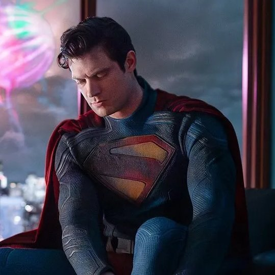 UniversoDCnauta's tweet photo. Traje Lanterna parecendo o traje do superman quando foi revelado. Sem vida https://t.co/qWme0OklTZ
