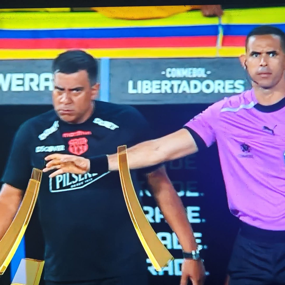 Cuando entras a comprar en una tienda en la Isla Trinitaria!!