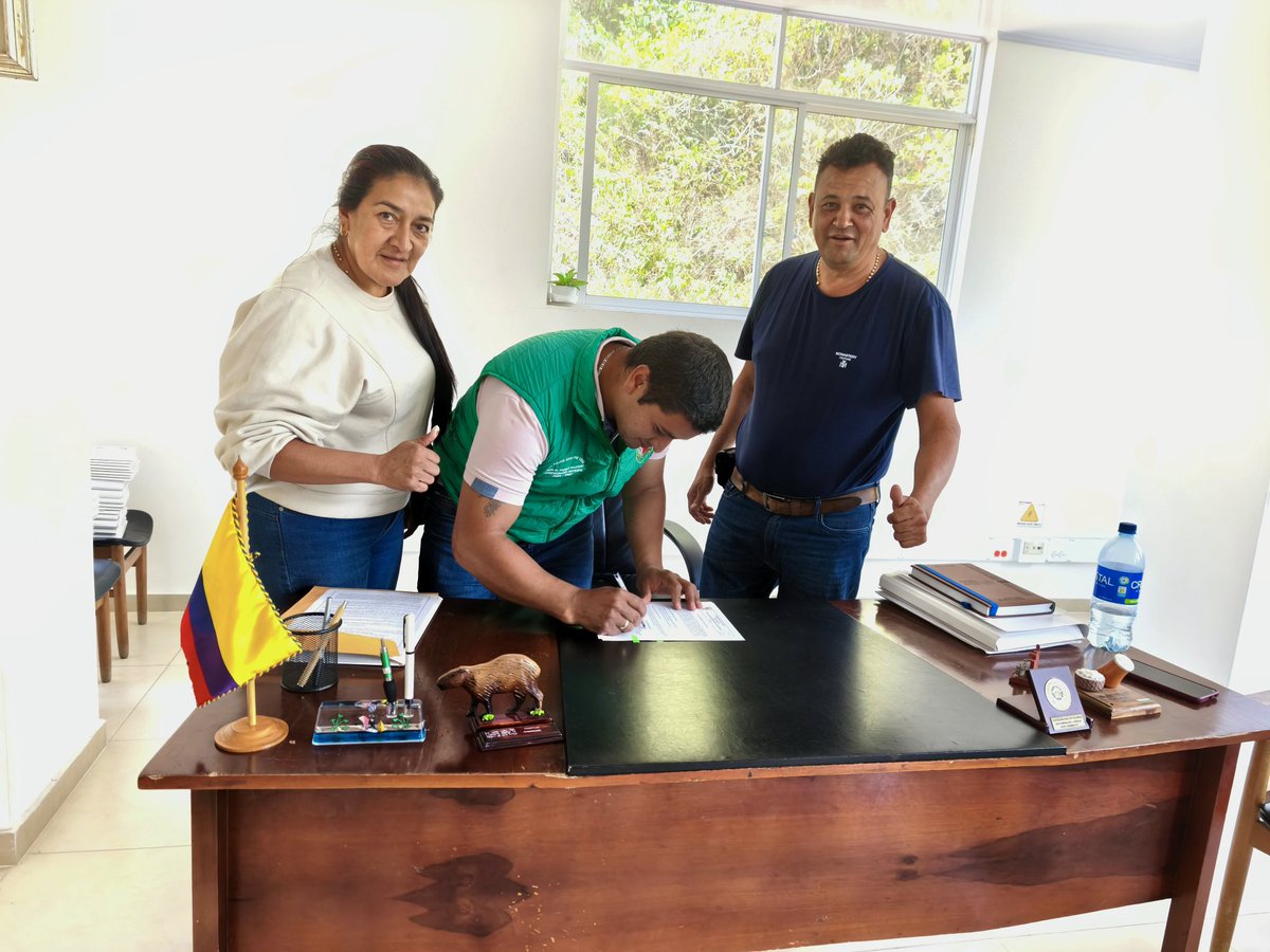 LASALINACAS's tweet photo. 📌 La Administración Municipal de La Salina, oficializó la posesión del nuevo Director de la Unidad de Servicios Públicos, Ingeniero Gilberto Alarcón, quien asume este cargo en un momento clave para el fortalecimiento de la gestión operativa del municipio.

#uspm #Posesión https://t.co/pbDDJFxYVS