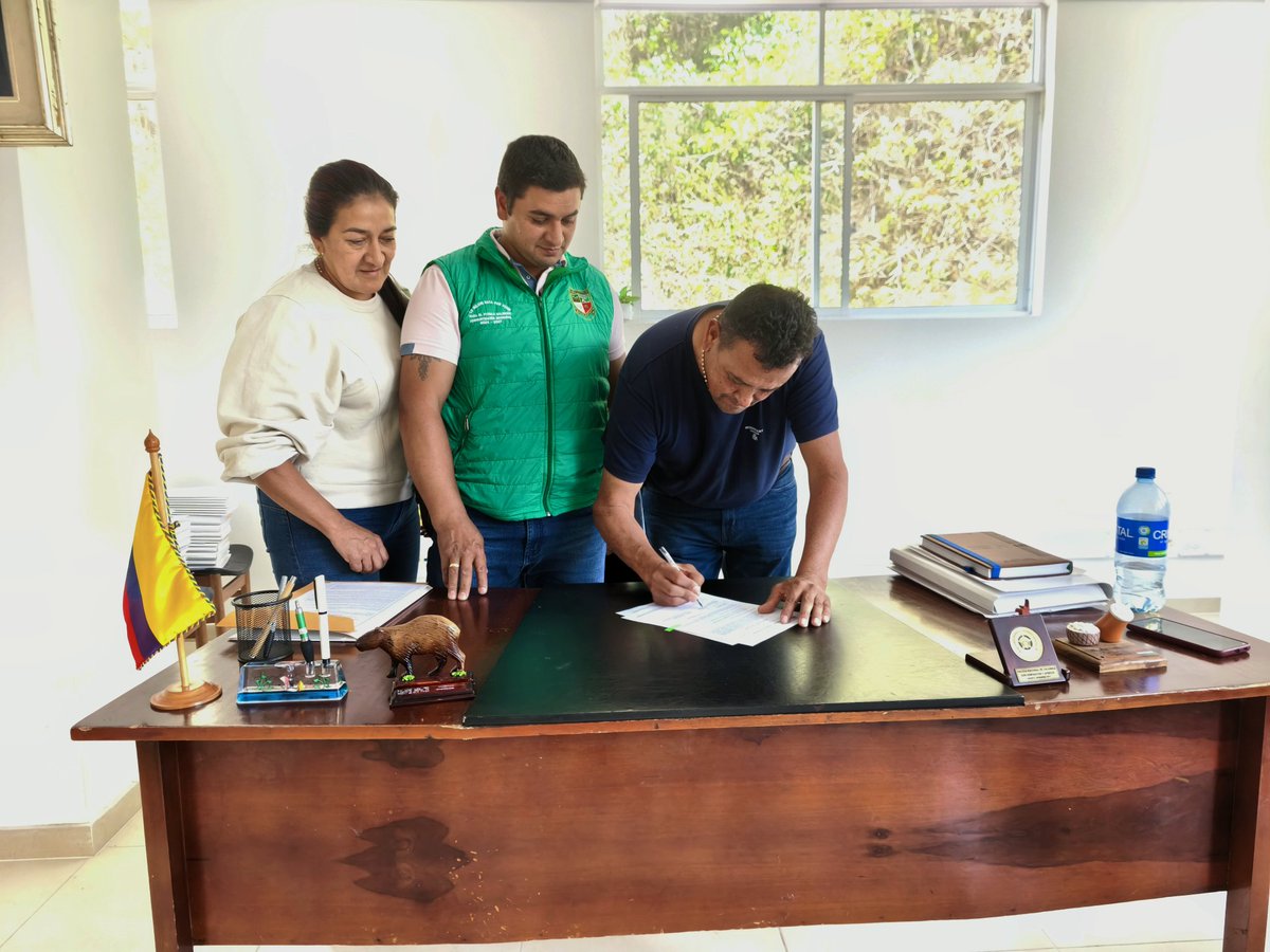 LASALINACAS's tweet photo. 📌 La Administración Municipal de La Salina, oficializó la posesión del nuevo Director de la Unidad de Servicios Públicos, Ingeniero Gilberto Alarcón, quien asume este cargo en un momento clave para el fortalecimiento de la gestión operativa del municipio.

#uspm #Posesión https://t.co/pbDDJFxYVS