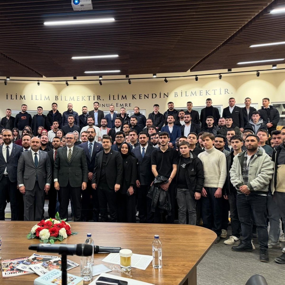 SeyitgaziAKGenc's tweet photo. Mahir Ünal Bakanımızın katılımlarıyla gerçekleşen Söz Gençlikte Ramazan programında yerimizi aldık. 🤍🌙  

Seyitgazi Gençlik Kolları olarak bu güzel buluşmada bulunmaktan onur duyduk. Birlik, beraberlik ve kardeşlik ruhuyla nice programlarda buluşmak dileğiyle. ✨ https://t.co/t7hsgqA3i4