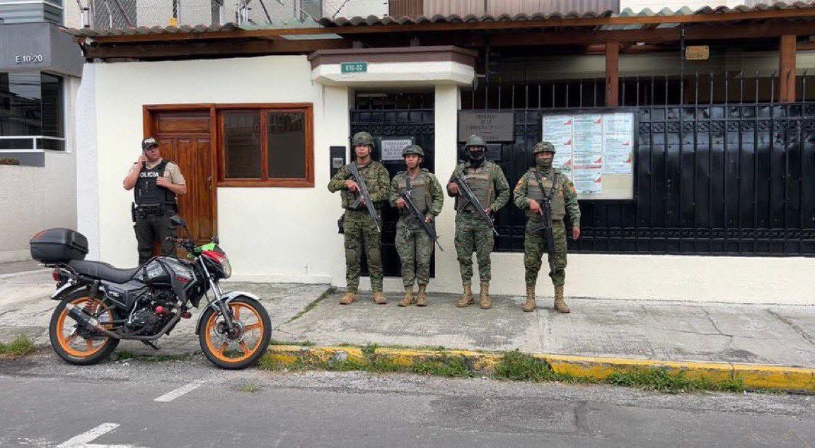 🇨🇺🇪🇨 Denuncia pública!!!!

Reportan presencia militar en la Embajada de Cuba en Ecuador tras expulsión de diplomáticos cubanos. Constituiría una violación del derecho internacional, si llegase a ser asaltada la embajada, un territorio cubano. Si algo le sucede a los diplomáticos