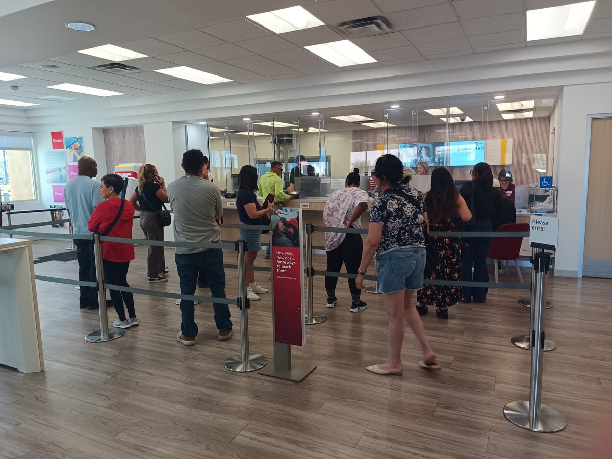 JeffLanzillo's tweet photo. @EO_Farmer @Matthew94091812 @dirtcheapbanks A big bank just remodeled this branch. They've closed their drive thru.

Customer service is dreadful, management is apathetic, APY on deposits show no appreciation.

This is not banking, this is valuable time &amp; money wasted.

$SOFI
@SOFI

The future of banking is already here. https://t.co/uyqWLeE0oa