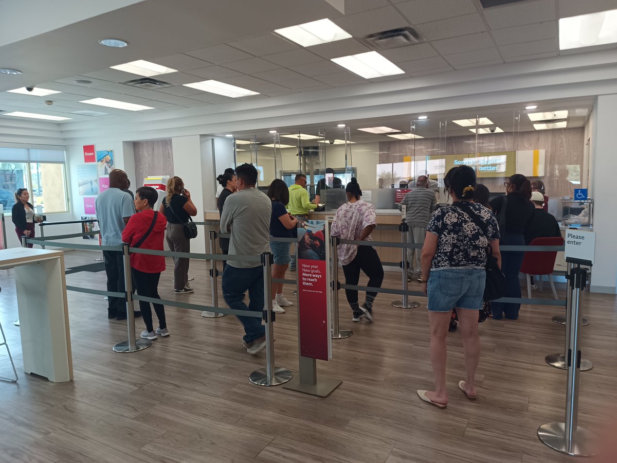 JeffLanzillo's tweet photo. @EO_Farmer @Matthew94091812 @dirtcheapbanks A big bank just remodeled this branch. They've closed their drive thru.

Customer service is dreadful, management is apathetic, APY on deposits show no appreciation.

This is not banking, this is valuable time &amp; money wasted.

$SOFI
@SOFI

The future of banking is already here. https://t.co/uyqWLeE0oa