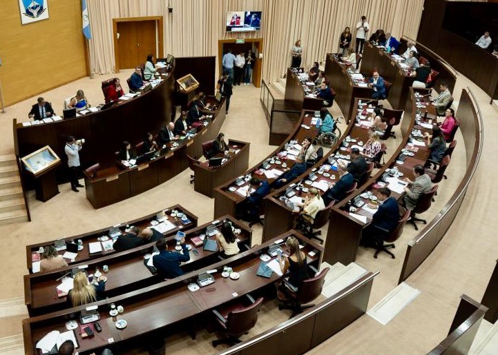 Primera sesión del período 2026

Hoy tomaron estado parlamentario los proyectos enviados por el gobernador <a href="/Rolo_Figueroa/">Rolo Figueroa</a>. 
Proyectos para fortalecer el desarrollo productivo, el sistema sanitario y la educación de nuestra provincia.