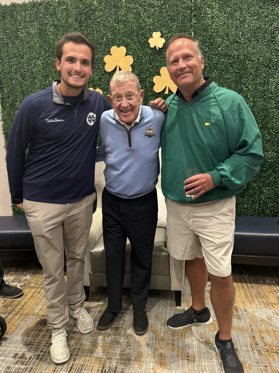 billygeo7's tweet image. RIP Coach. The greatest on and off the field!