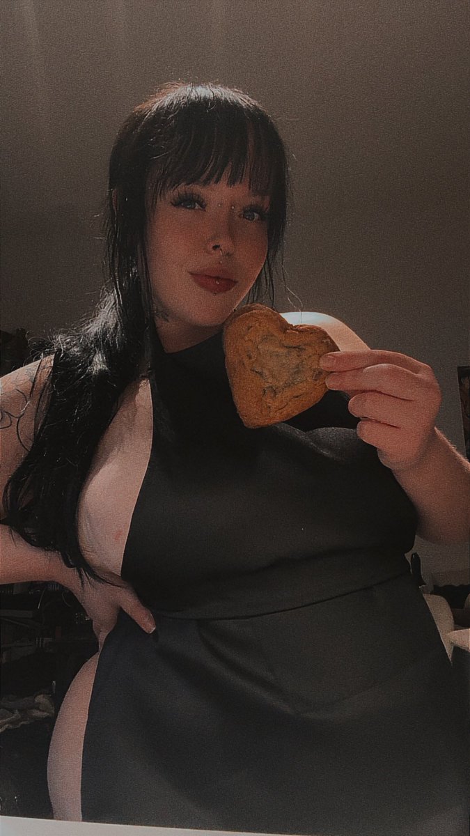 VeraStJames's tweet photo. I made you cookies while you were working so hard for me today 😘❤️ https://t.co/VtmeHMehMu