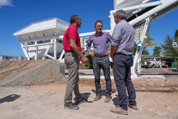 Katopodis supervisó obras de infraestructura urbana en Azul

Se trata de la ejecución de la segunda etapa de la construcción de pavimento articulado para el barrio Los Pinos, que beneficiará a casi 17.000 habitantes.

 databonaerense.com.ar/katopodis-supe… <a href="/gkatopodis/">Gabriel Katopodis</a>