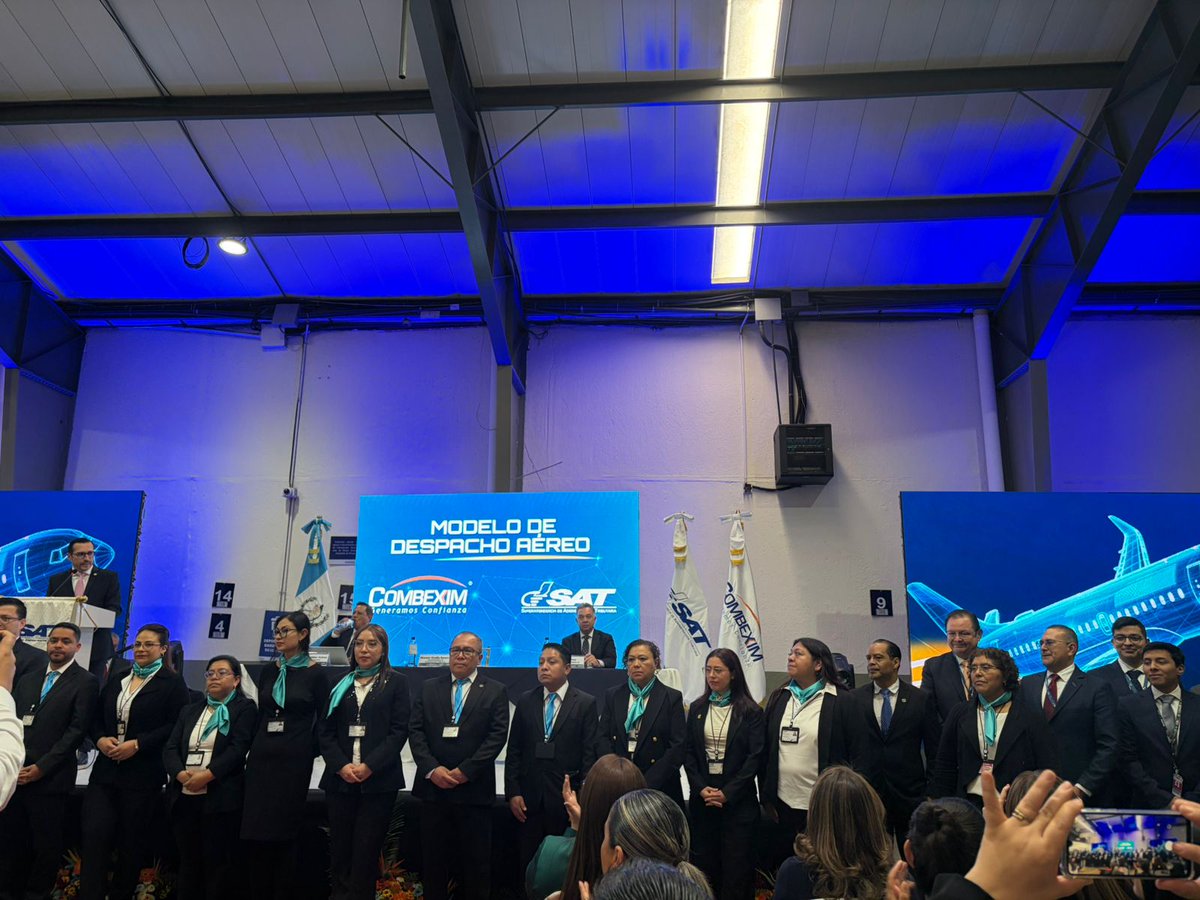 AmChamGT's tweet photo. Felicitamos a la @SATGT  y a nuestra empresa socia @COMBEXIM por el lanzamiento del Nuevo Modelo de Despacho Aéreo.

Este avance marca un antes y un después en la gestión aduanera del país, al consolidar un sistema donde la información se anticipa a la mercancía y el despacho se sustenta en datos, trazabilidad en tiempo real y criterios objetivos para la gestión del riesgo.

La interoperabilidad entre entidades del Estado, la digitalización operativa y la alineación con estándares internacionales de seguridad y eficiencia fortalecen nuestra infraestructura aeroportuaria y elevan la competitividad de Guatemala en el comercio global.

Reconocemos este esfuerzo conjunto que nos acerca a una aduana más moderna, transparente y digital.

@wovalle07