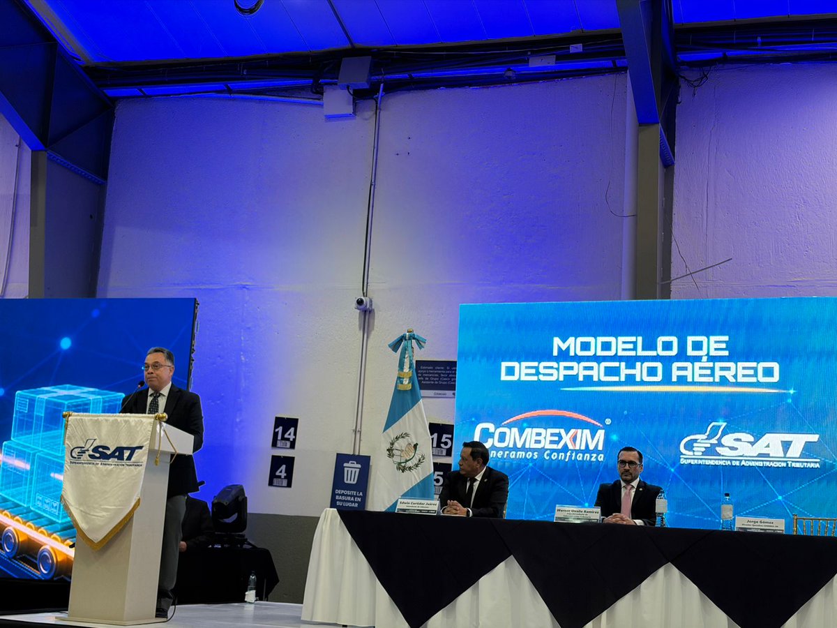 AmChamGT's tweet photo. Felicitamos a la @SATGT  y a nuestra empresa socia @COMBEXIM por el lanzamiento del Nuevo Modelo de Despacho Aéreo.

Este avance marca un antes y un después en la gestión aduanera del país, al consolidar un sistema donde la información se anticipa a la mercancía y el despacho se sustenta en datos, trazabilidad en tiempo real y criterios objetivos para la gestión del riesgo.

La interoperabilidad entre entidades del Estado, la digitalización operativa y la alineación con estándares internacionales de seguridad y eficiencia fortalecen nuestra infraestructura aeroportuaria y elevan la competitividad de Guatemala en el comercio global.

Reconocemos este esfuerzo conjunto que nos acerca a una aduana más moderna, transparente y digital.

@wovalle07