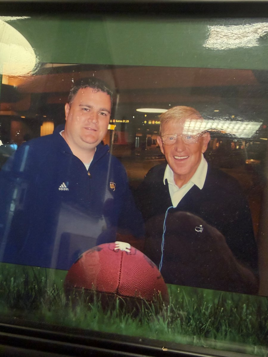 Raff1575's tweet image. RIP to Lou Holtz! Not only a great coach but a great man! I met Lou in the Pittsburgh Airport coming back to CT in October2011.  It was a great conversation and Lou took the time to speak with everyone at the gate. It was a big moment to meet Coach!  Go Irish!  
#1988Champs #ND