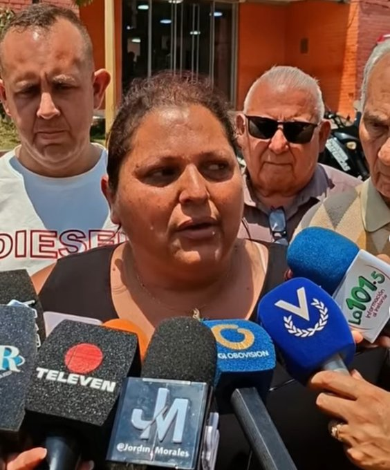 VPITV's tweet photo. 🔴 Familia del asesinado periodista Walter Jaimes exige justicia

El cuerpo de Walter Jaimes permanece en una fosa común en Lagunillas, edo. Mérida, 24 horas después que fuera hallado sin vida y con evidentes signos de ensañamiento.

Su hermana, Roxary Jaimes, clama por justicia y por el derecho de su familia en darle una sepultura debida a Walter.

🔴 @sntpvenezuela exige celeridad en las investigaciones

El Sindicato de Trabajadores de la Prensa, por su parte, exigió al Ministerio Público rapidez en las investigaciones, la exhumación del cuerpo y que éste sea entregado a sus familiares. - #VPItv