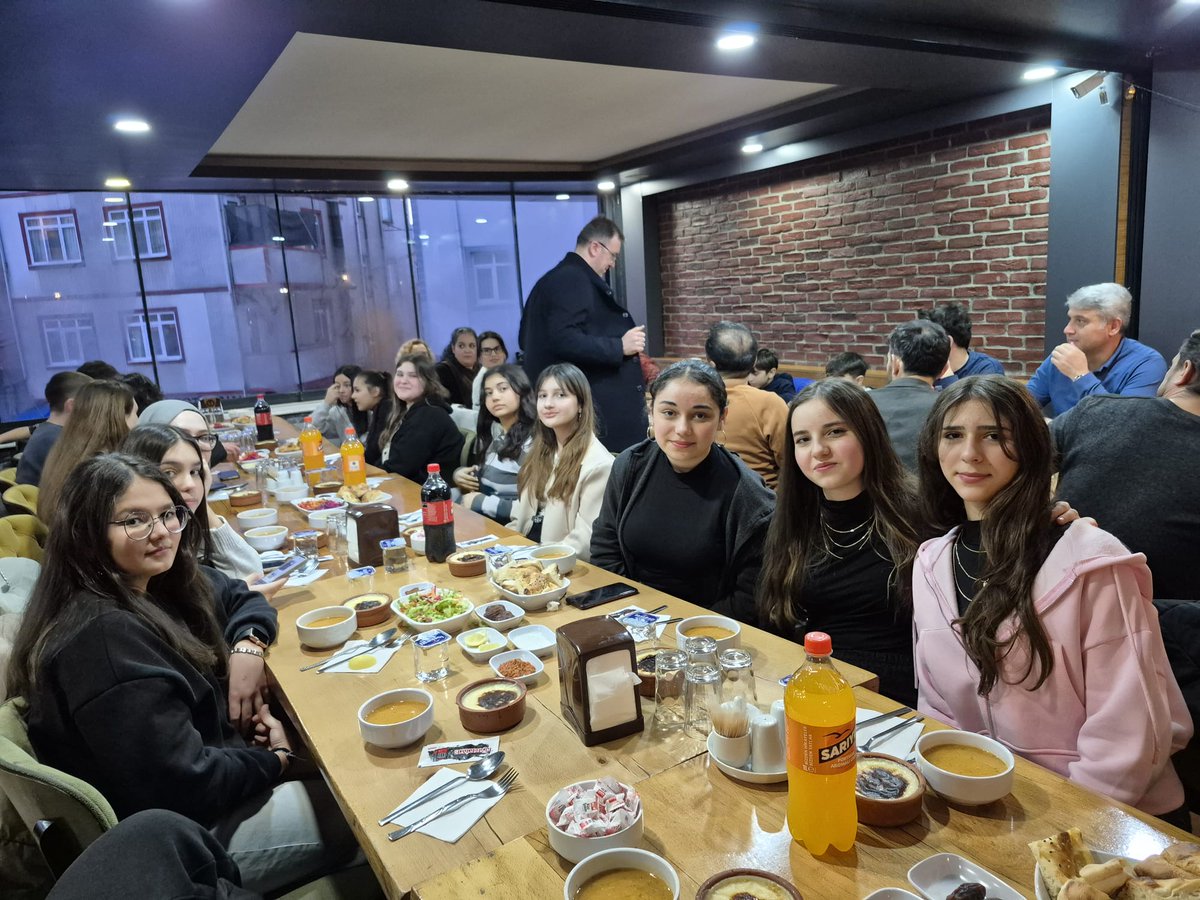 AlapliMerkezOO's tweet photo. Gönül soframızda buluştuk! 🌙

​Merkez Ortaokulu ailesi olarak, Ramazan’ın bereketini ve paylaşmanın huzurunu hep birlikte yaşadık. 

#MerkezOrtaokulu #İftarBuluşması #RamazanBereket #BizBirAileyiz #EğitimveGönülBirliği

@tcmeb @uygarkeskin @cevatcevik67 https://t.co/2NwwbxTDzW