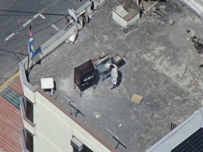 EmergenciasEc's tweet photo. Urgente.! 
En la Embajada de Cuba, el personal que labora ahí se encuentra prendiendo fuego en la terraza 
Creen que se trate de un asado de despedida? O documentos confidenciales? 
Tienen 48 horas para abandonar el país https://t.co/bJfKRsO6tr