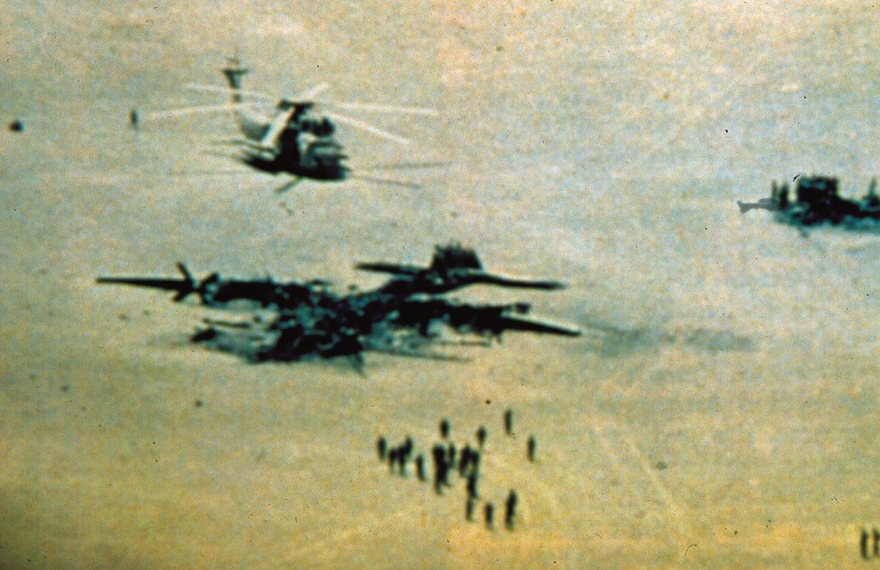 عملية مخلب  النسر (  Operation Eagle Claw الاميركية ضد ايران التي فشلت فشلا ذريعا !

اعيد نشر منشوري قبل سنة ، اميركا لا تنام لها جفن حتى تاخذ بثأر ضحايا عملية مخلب النسر الذي شنها جيمي كارتر على ايران  عام1980 وفشل فيها فشلا ذريعا !!
فقد قام شبان غاضبين بعد الثورة مباشرة عام