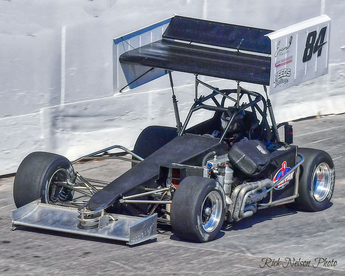 OswegoSpeedway's tweet image. 𝗪𝗜𝗡𝗚𝗘𝗗 𝗪𝗘𝗗𝗡𝗘𝗦𝗗𝗔𝗬 – Canadian Mike Lichty, always a gasser and many-time feature winner in ISMA/MSS competition at Oswego Speedway with the No. 84.

#WingedWednesday | #SteelPalace | #Supermodifieds | #ISMAMSSupers 

📸 Rick Nelson