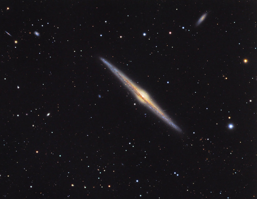 ahenk75's tweet image. #Itwas (March4, 2010) mentionned on apod.nasa.gov/apod/ap100304.… « NGC 4565: Galaxy on Edge »;  w/a bulging central core cut by obscuring dust lanes that lace the thin galactic plane. 🔭Img Acquisition - Torsten Grossmann, Processing - Dietmar Hager #Space #Astronomy #lookingatthesky