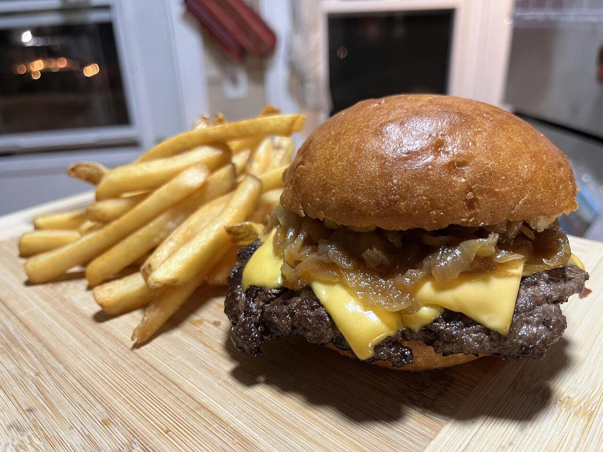 homevsfastfood's tweet photo. [homemade] My son’s dinner request: Bison Smash burgers with caramelized onions on brioche with a side of beef tallow French fries.
👉 https://t.co/J4kfnLdrNE
#HomemadeDelights #BisonBurger #CaramelizedOnions #BeefTallowFries #FamilyDinnerPlans #homecooking #food #recipes #food… https://t.co/PbfaOZR8bN