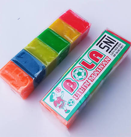 Itu yang warna warni apa anjrit, kayak lilin mainan