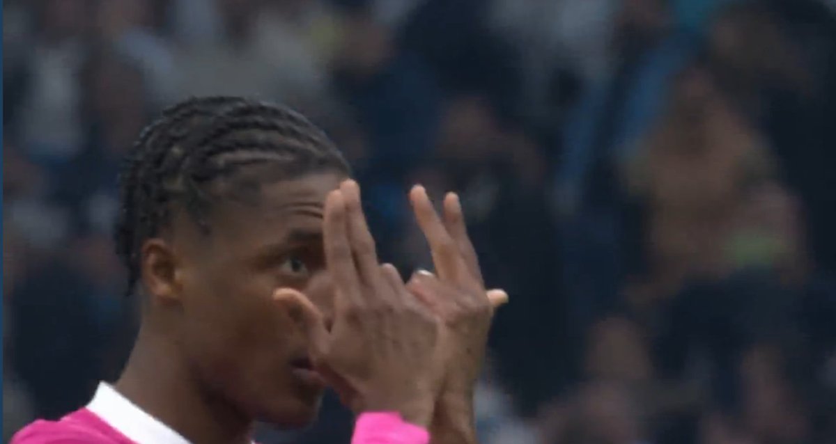 footmercato's tweet photo. Pape Demba Diop qui célèbre son penalty avec le signe JUL 🇸🇳😂 https://t.co/WYeapSo4Kt