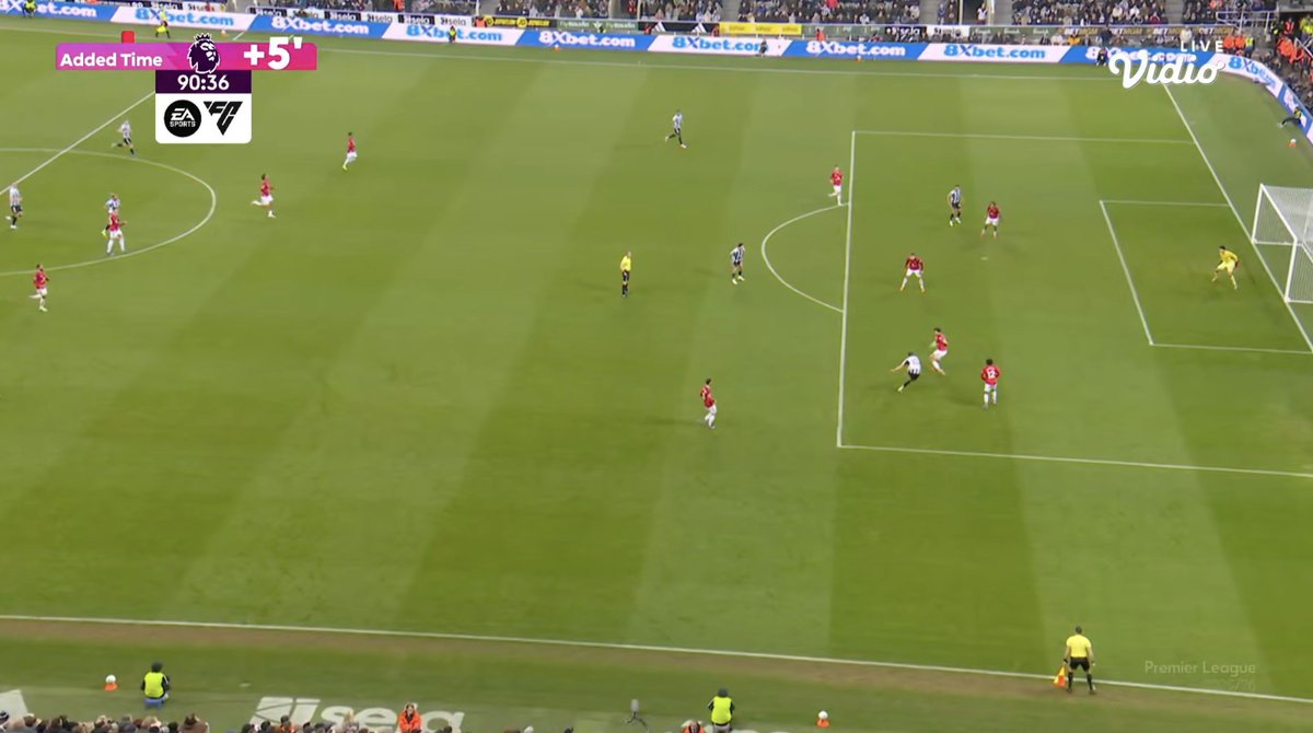 ruangtaktik's tweet photo. Counter attack Newcastle bikin Lammens ga berkutik. Defend 2v1 telat cover. Kekalahan perdana MU di tangan Carrick. https://t.co/bR1MexAQBp