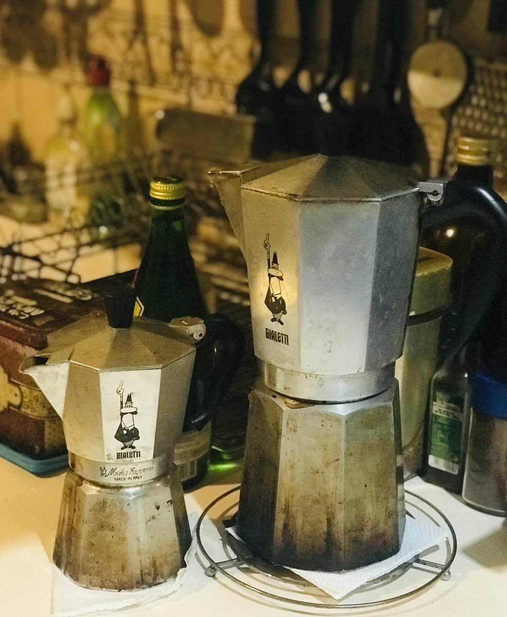 Junto a una taza de café finalizando mis tareas y confiando en los procesos de la vida, incluso cuando no controlo ni conozco el resultado.