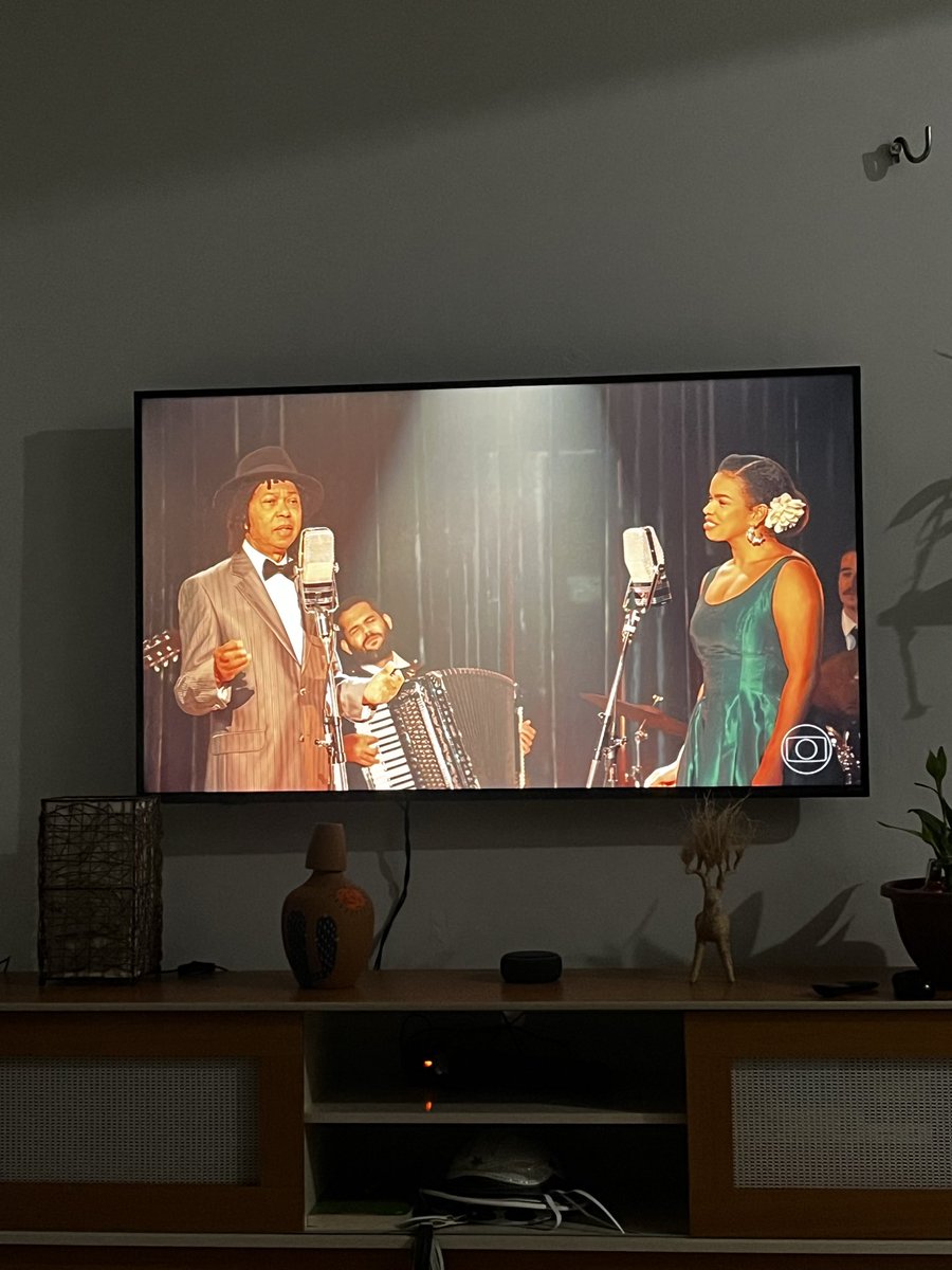 dihfernandes30's tweet photo. Se a novela se passa no fim dos anos 40, início dos anos 50, como que o Djavan (que nasceu em 1949) apareceu na novela como um cantor famoso? 🤔
Explica aí dona @tvglobo https://t.co/4ABwhp67XH