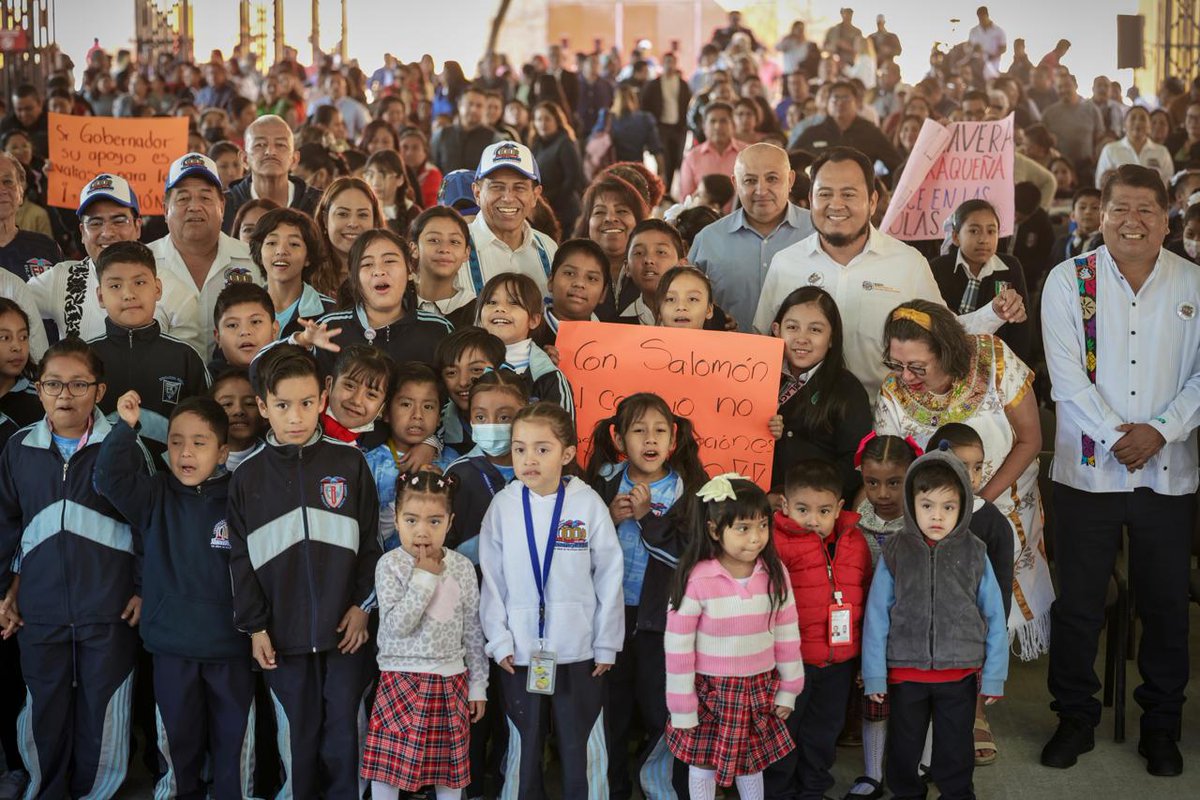 IEEPOGobOax's tweet photo. Resultado del trabajo coordinado entre el Gobierno de México, el Gobierno de Oaxaca y el magisterio, 262 escuelas recibieron equipamiento tecnológico.
💻 524 computadoras 
 📽️ 262 proyectores 
 👩‍🏫 42 mil estudiantes fortalecen su aprendizaje
¡Seguimos transformando la educación! https://t.co/S5H86TzGoA