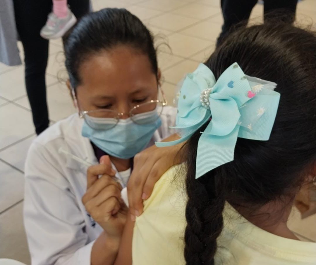 Salud_Guayas's tweet photo. #MSPEnTerritorio | Director #Distrito09D01 de @Salud_Ec @DrMauricioGonz2 constató la atención del punto de vacunación del #RiocentroSur. Usuarios del sur de #Guayaquil cumplen su #EsquemaRegular y se protegen contra el #Sarampión y la #Influenza.
#ElNuevoEcuador https://t.co/VXNMp1OgJv
