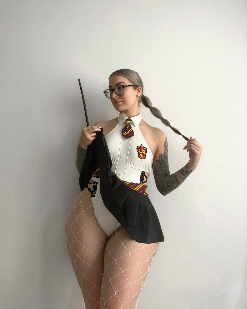 jenbretty28's tweet photo. Hogwarts newest wizard…Swipe for some magic (something tells me the second pic is gunna be your fav) ✨
This year I finally watched Harry Potter for the first time and fell in love so you know I had to do it !!!! Now can you guess what house I belong ... https://t.co/fTEuoyD2cl