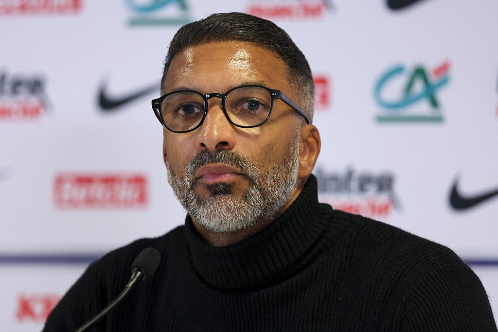 2 - Habib Beye est le premier entraîneur à être éliminé avec 2 clubs de Ligue 1 différents sur une même édition de la Coupe de France sur l’après-guerre (Rennes en 8e, Marseille en 1/4). Accroc. #OMTFC