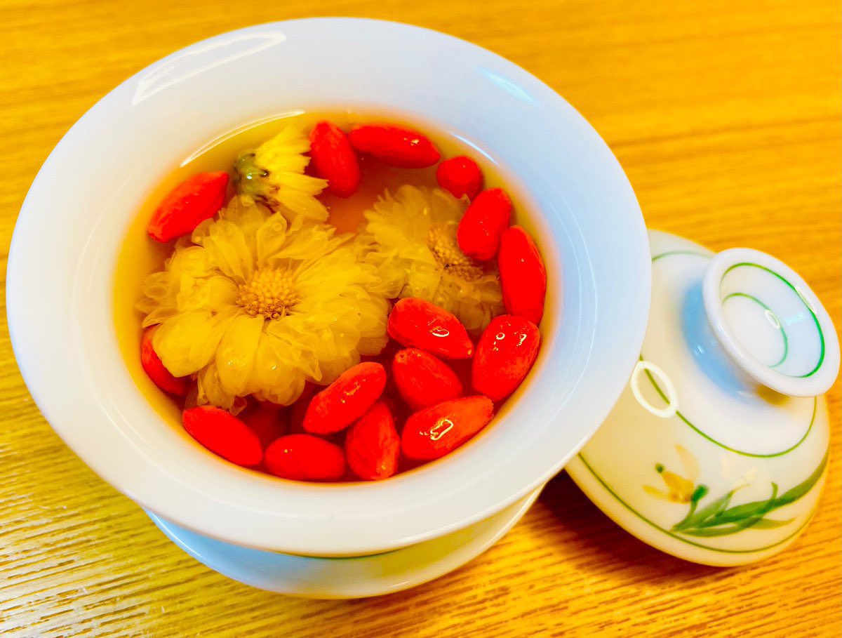 xiaojuncnjp's tweet photo. 眼精疲労の定番薬膳茶
【枸杞菊花茶】

枸杞菊花茶は
枸杞子と菊花を組み合わせした薬膳茶、
目を潤い、眼精疲労を改善。
中国では広く知られ、
一般の人でも日常的に飲まれている。

スマホ老眼の方
ぜひお試しください。

作り方：
枸杞子10g、菊花5gを急須に入れて
お湯400㏄を注いて15分間蒸らす。 https://t.co/wRlXgchy0E