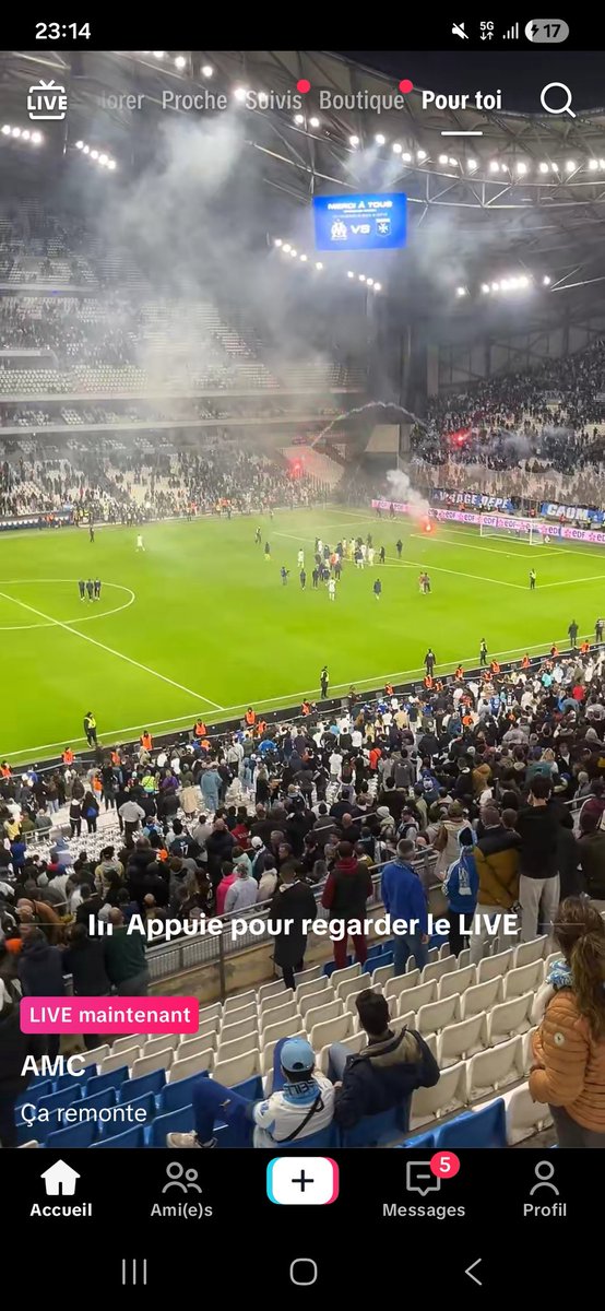 Ils sont en train de balancer des fumigènes sur leurs joueurs alors qu'il y a 3 jours, ça célébrait comme une victoire en Coupe du Monde. Quel club de clown 🤣🤣