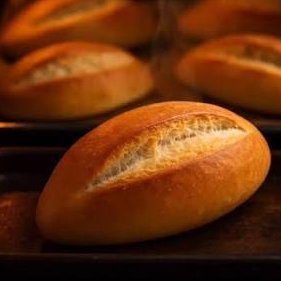 "Buğdayın ekmek olabilmek için aldığı yola bir bak...👀

Var mı öyle değirmen taşında ezilmeden, elden ele yoğrulmadan, ateşlerde yanmadan oluvermek?"🍞

Taptuk Emre